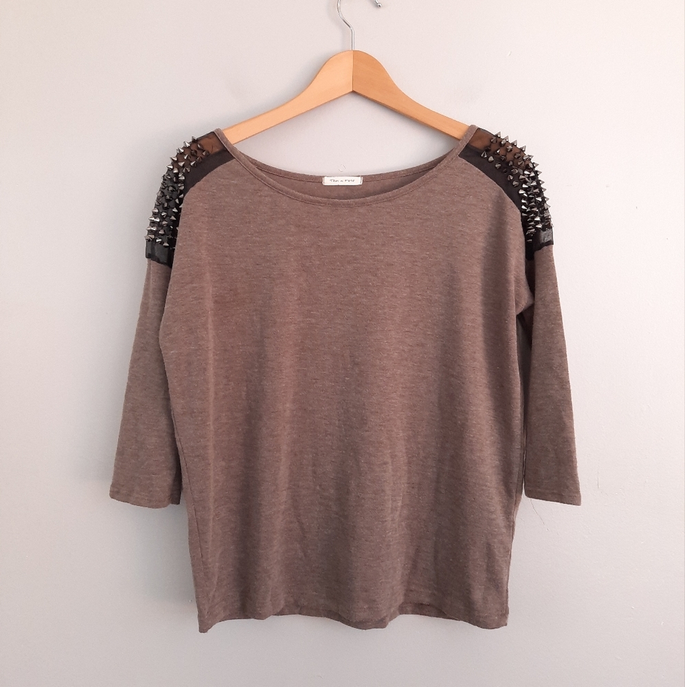 Tea n Rose Warm Stone Spiked Shoulder Tee